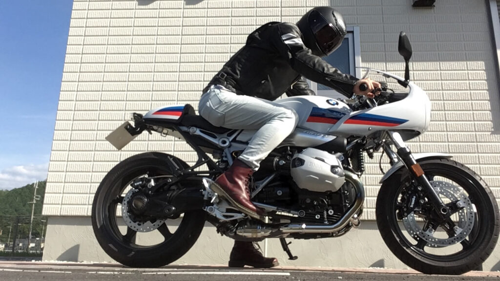 R nineT racerのポジション