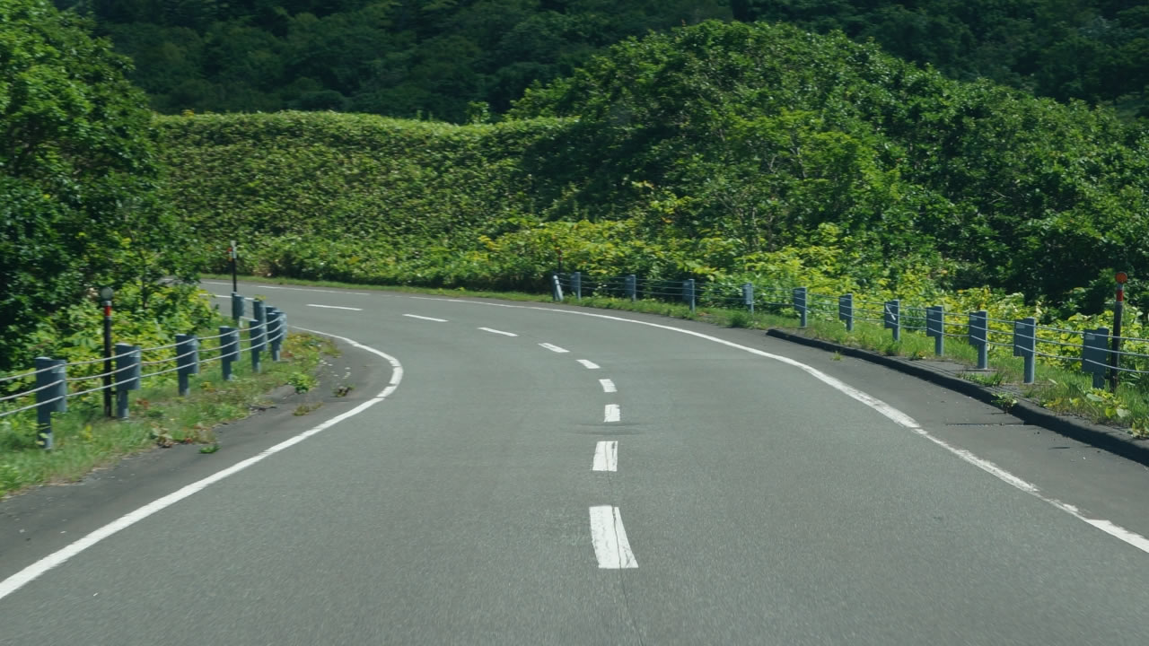 バイク乗りの９割が苦手に感じる 下りカーブをスムーズに曲がる乗り方のポイントとは バイクならギンツーブログ