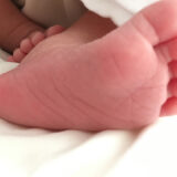 手形スタンプパッドのパームカラーズを使えばめちゃくちゃ簡単！生後２週間の赤ちゃんでもできるインクで手形・足形を取る方法とは