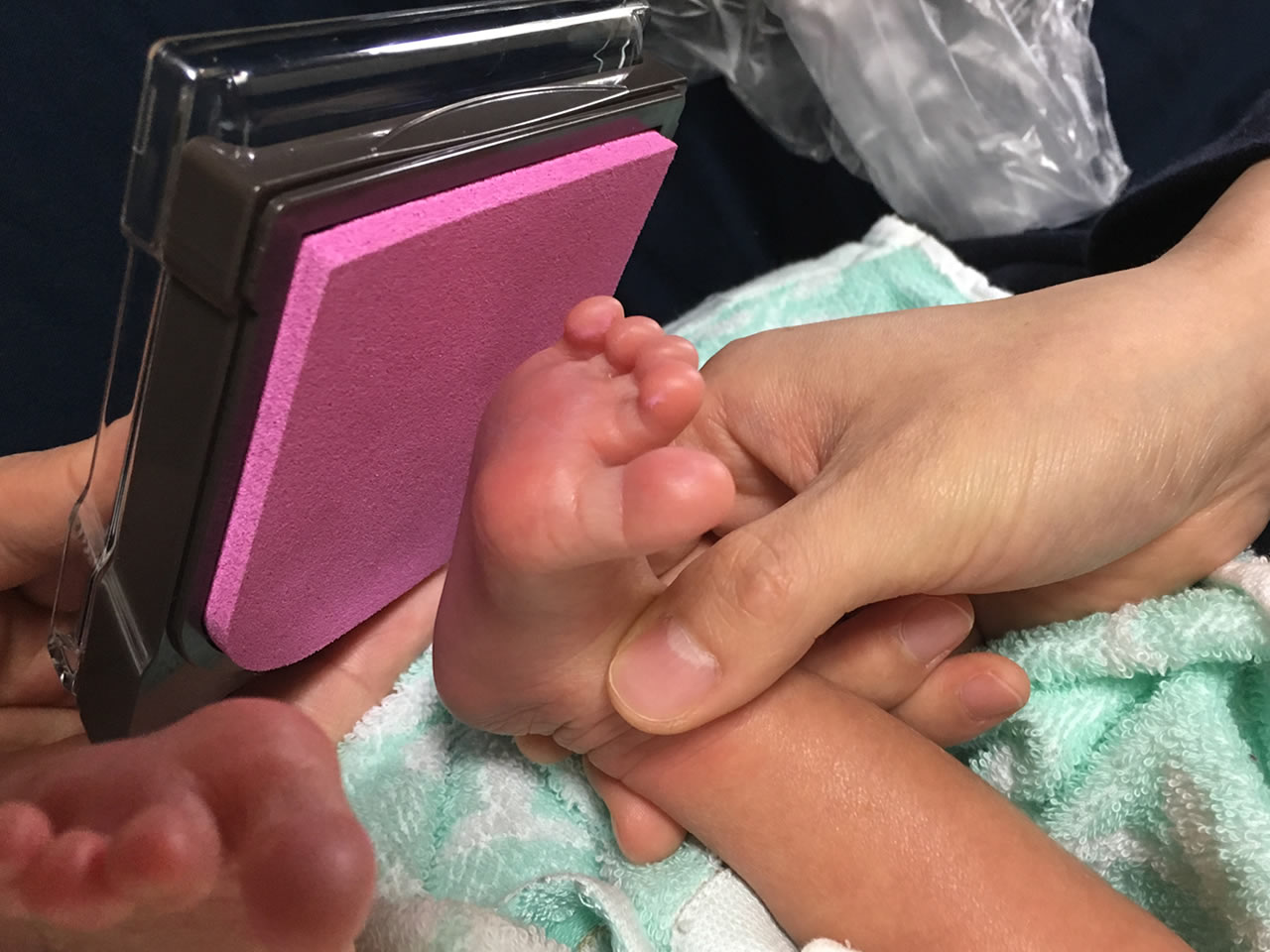 インクを赤ちゃんの足裏にしっかり付けます