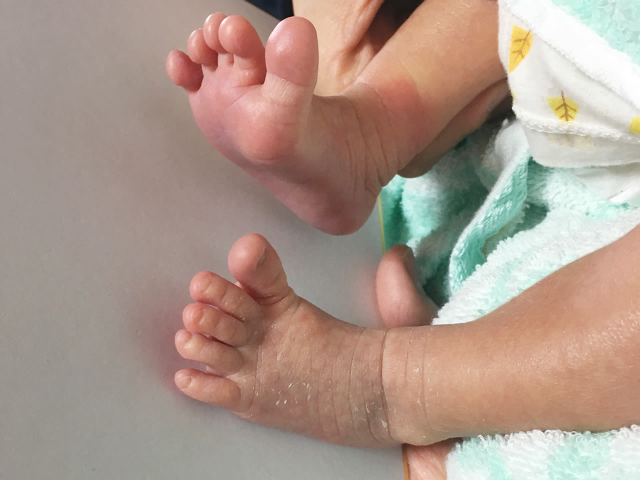 赤ちゃんの足を色紙に押します