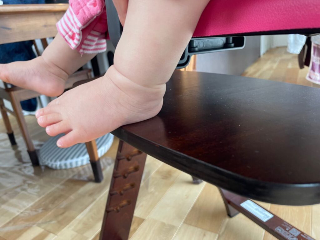 １０ヶ月の娘は足がちゃんと着きました