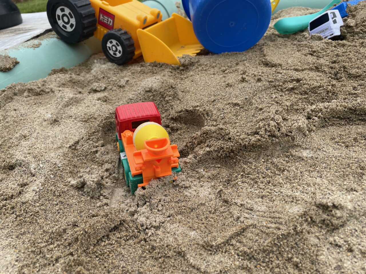 働くおもちゃも砂場におすすめ