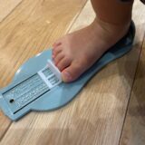 子供の足サイズの正しい測り方！手軽かつ失敗しない足サイズ測定器・フットメジャーの選び方を解説