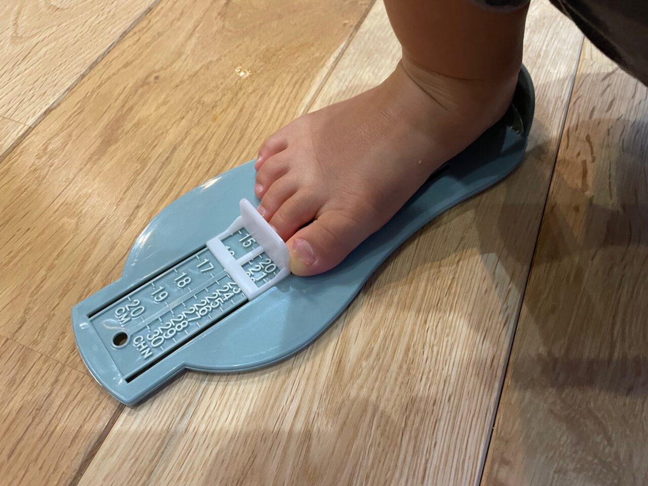子供の足サイズの正しい測り方！手軽かつ失敗しない足サイズ測定器・フットメジャーの選び方を解説 育児日記はギンパパの子育てブログ