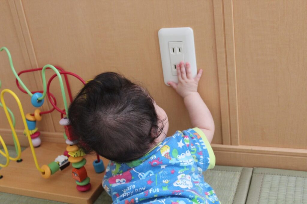 子供がコンセントで感電するのを防ぐ方法