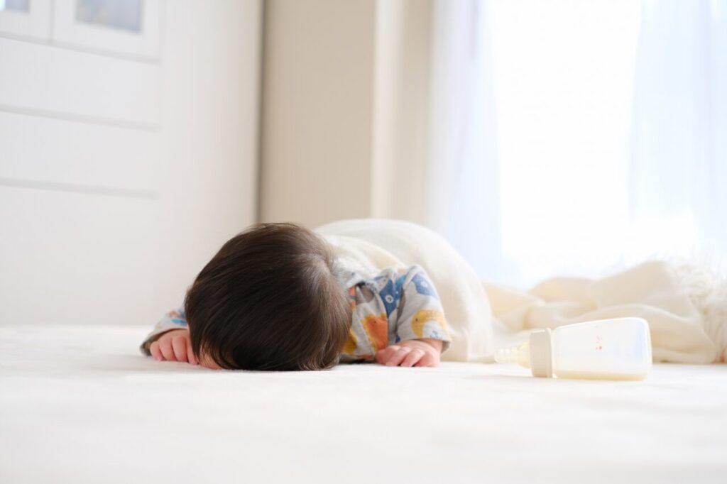 赤ちゃんがうつ伏せで寝る等で発生する窒息事故「乳幼児突然死症候群（SIDS）」を防ぐ方法