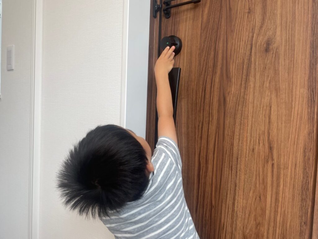 最近子供が手を伸ばせば玄関ドアの鍵が開けられるようになった