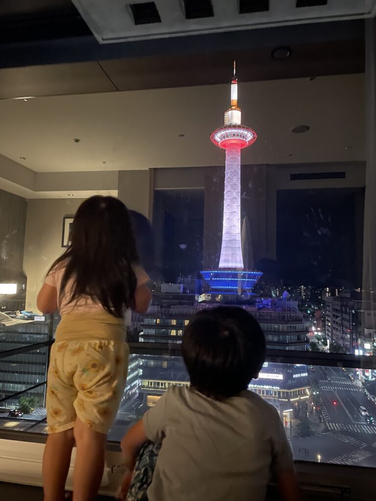 ホテルから見る京都タワーの夜景