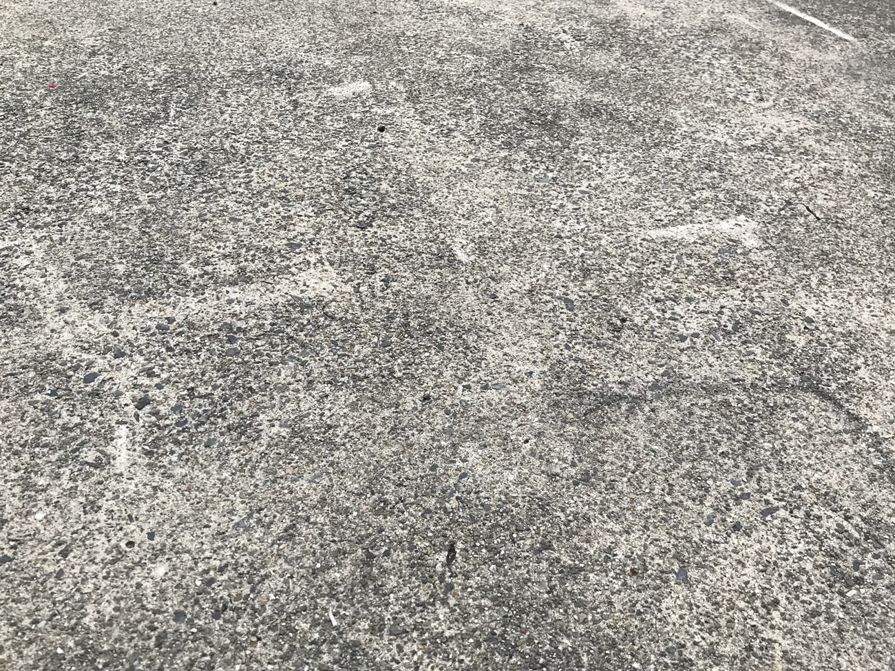 駐車場のコンクリートってどうして黒ずむの？