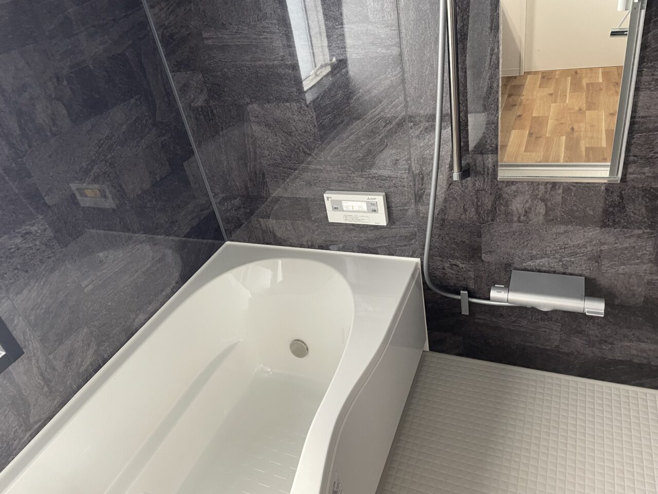 お風呂の窓枠 浴槽を黒色にするのは絶対ng お風呂 バスルームの水垢が目立って後悔 失敗例を画像付きで紹介 ギンパパのマイホームブログ