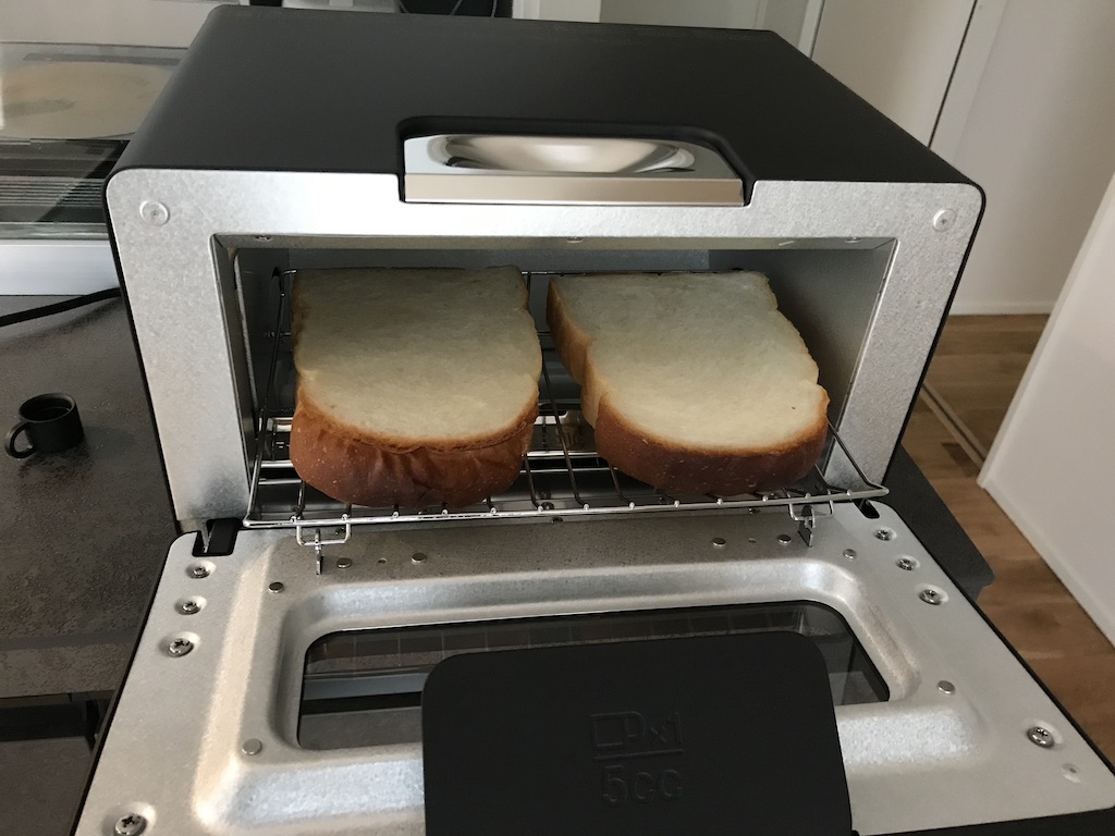 まずはバルミューダトースターで食パンを焼いてみる