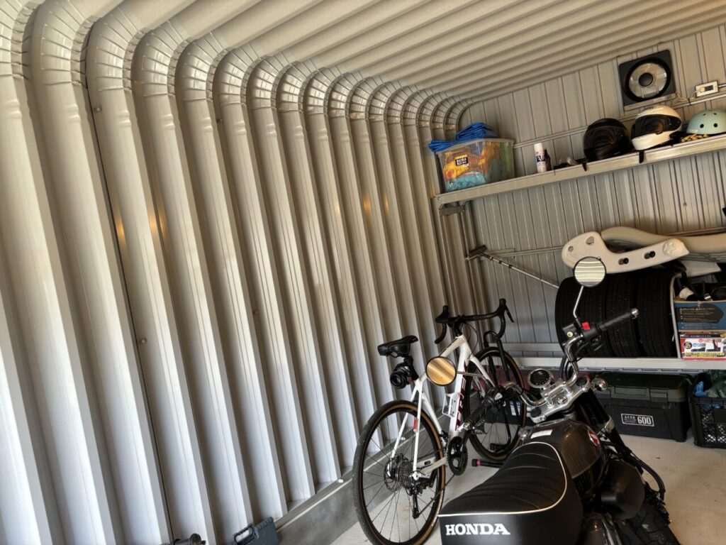 カスケードガレージの壁にロードバイクをディスプレイする