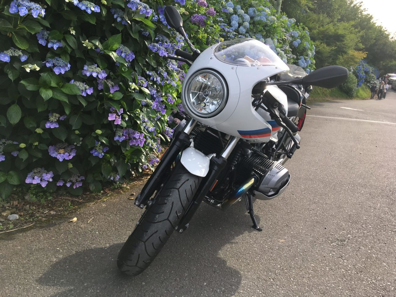 アジサイとBMW R nine T racer