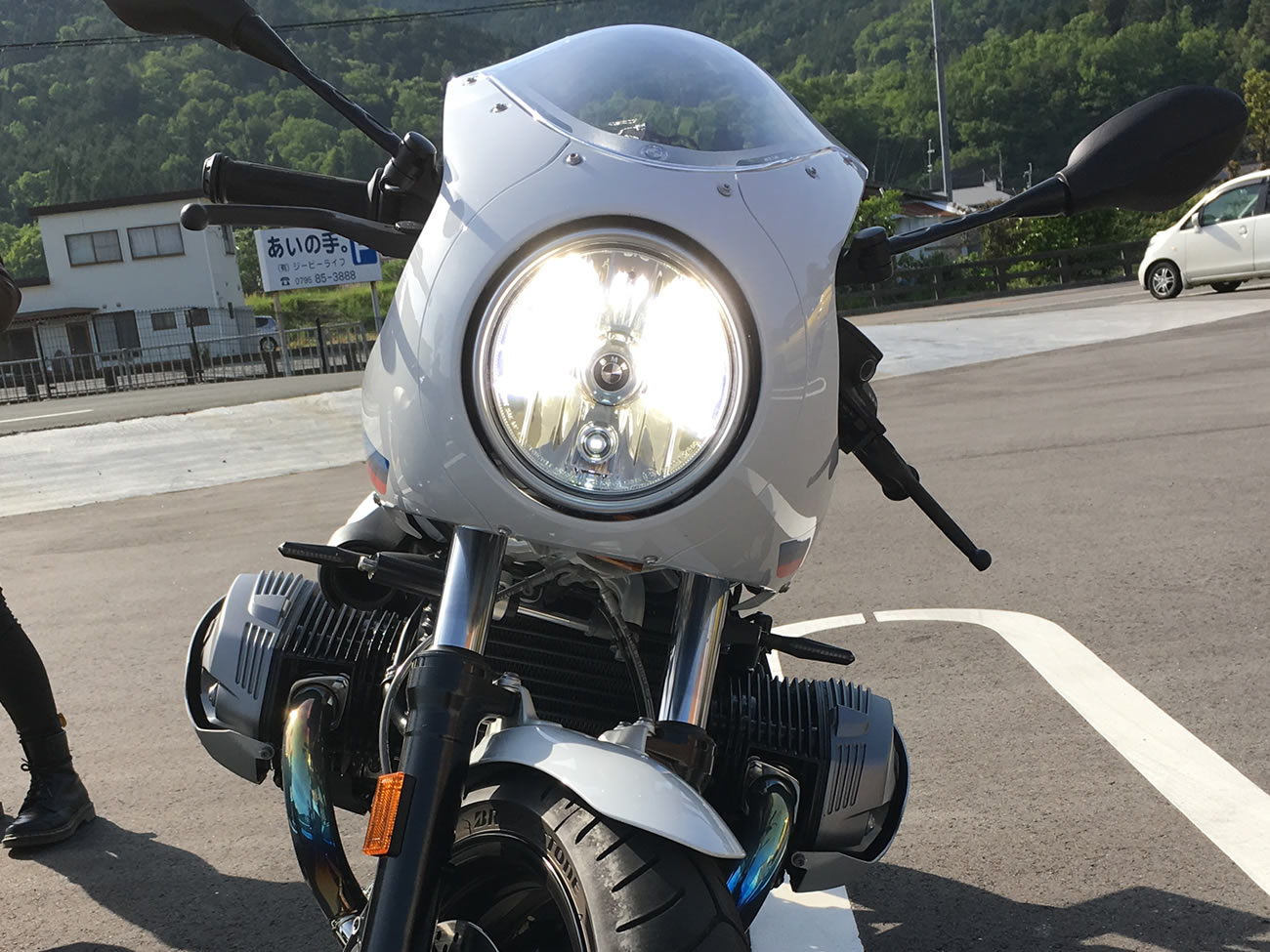 R nineT racer(BMW)のヘッドライトをHID化