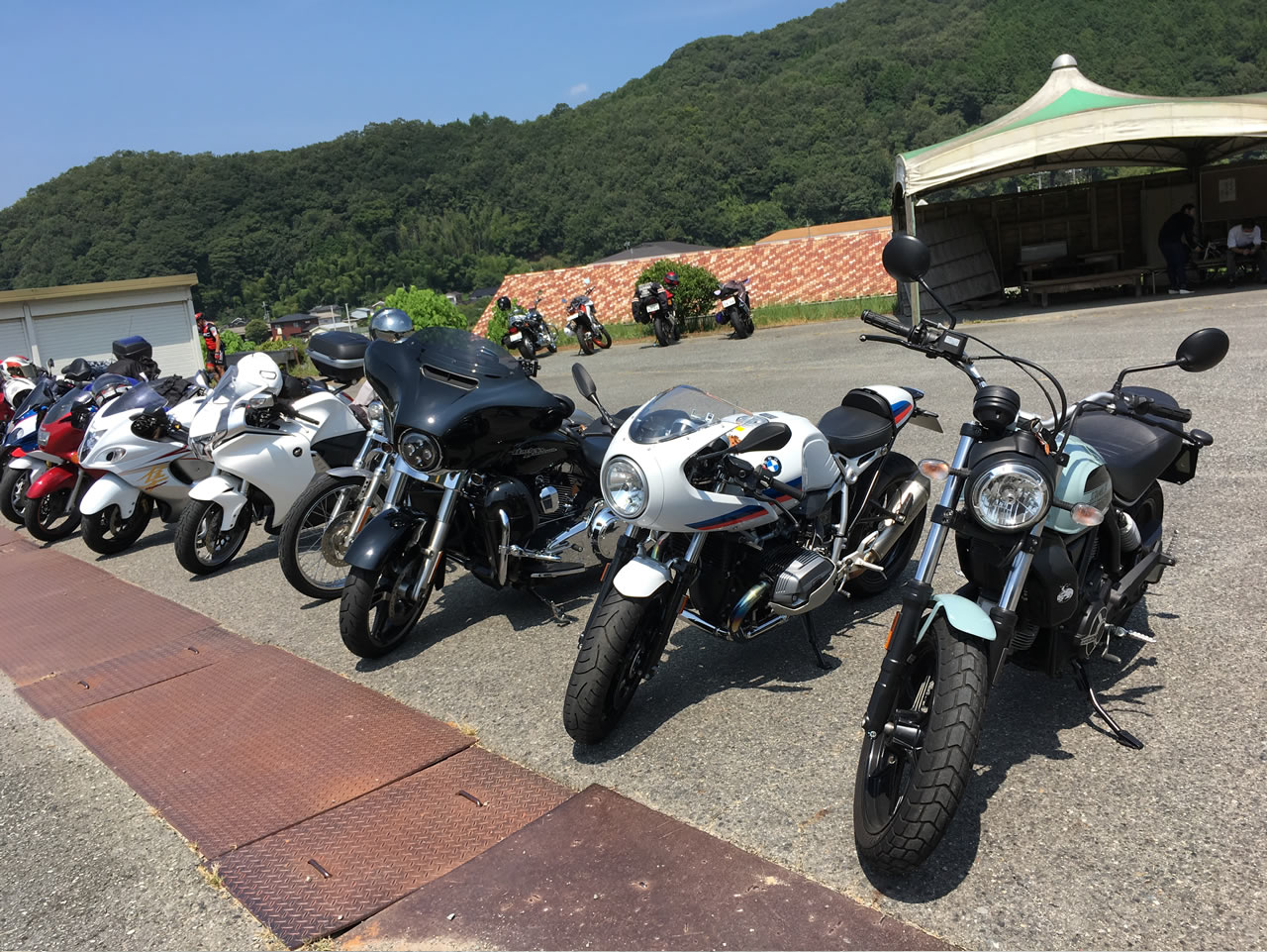 R nine T racerと駐車場