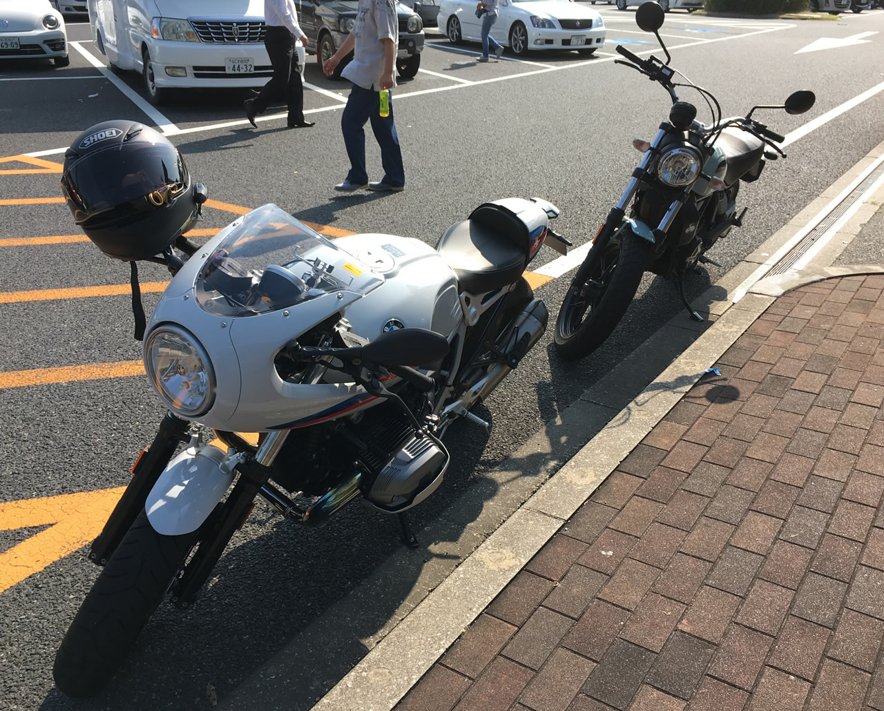 バイクを停めるスピースがいっぱいだったので路肩に駐車