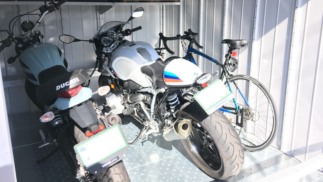 イナバ・バイク保管庫(FXN-2230HY)にバイク2台を入れてもこんなにゆとり