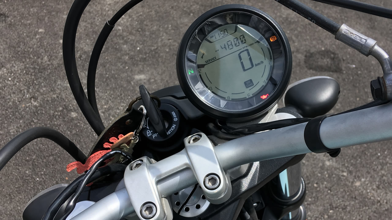 スクランブラーsixty2のセンスを感じるスッキリしたメーター周り
