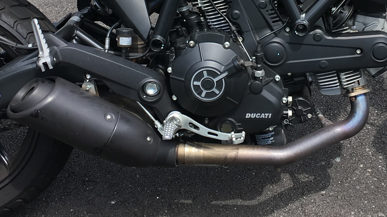 スクランブラーsixty2のマフラーはヨーロッパの排ガス規制「EURO4」適用モデル