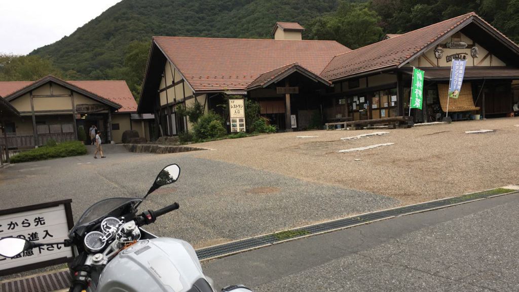 フロントから階段で行けるレストラン