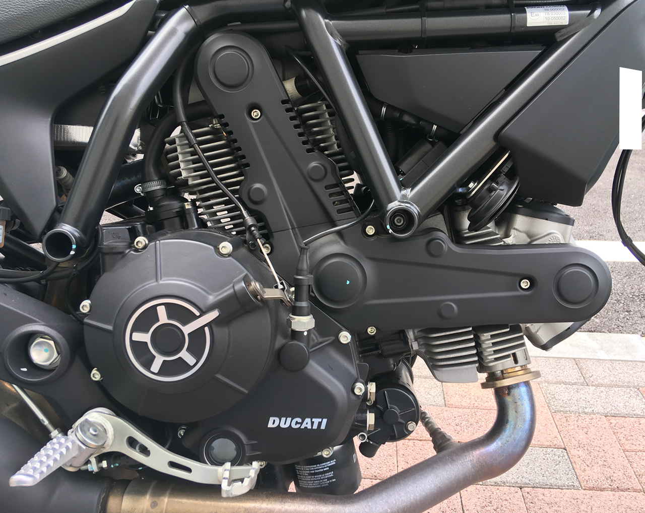 ドゥカティ・スクランブラーsixty2(400cc)の空冷L型2気筒エンジン