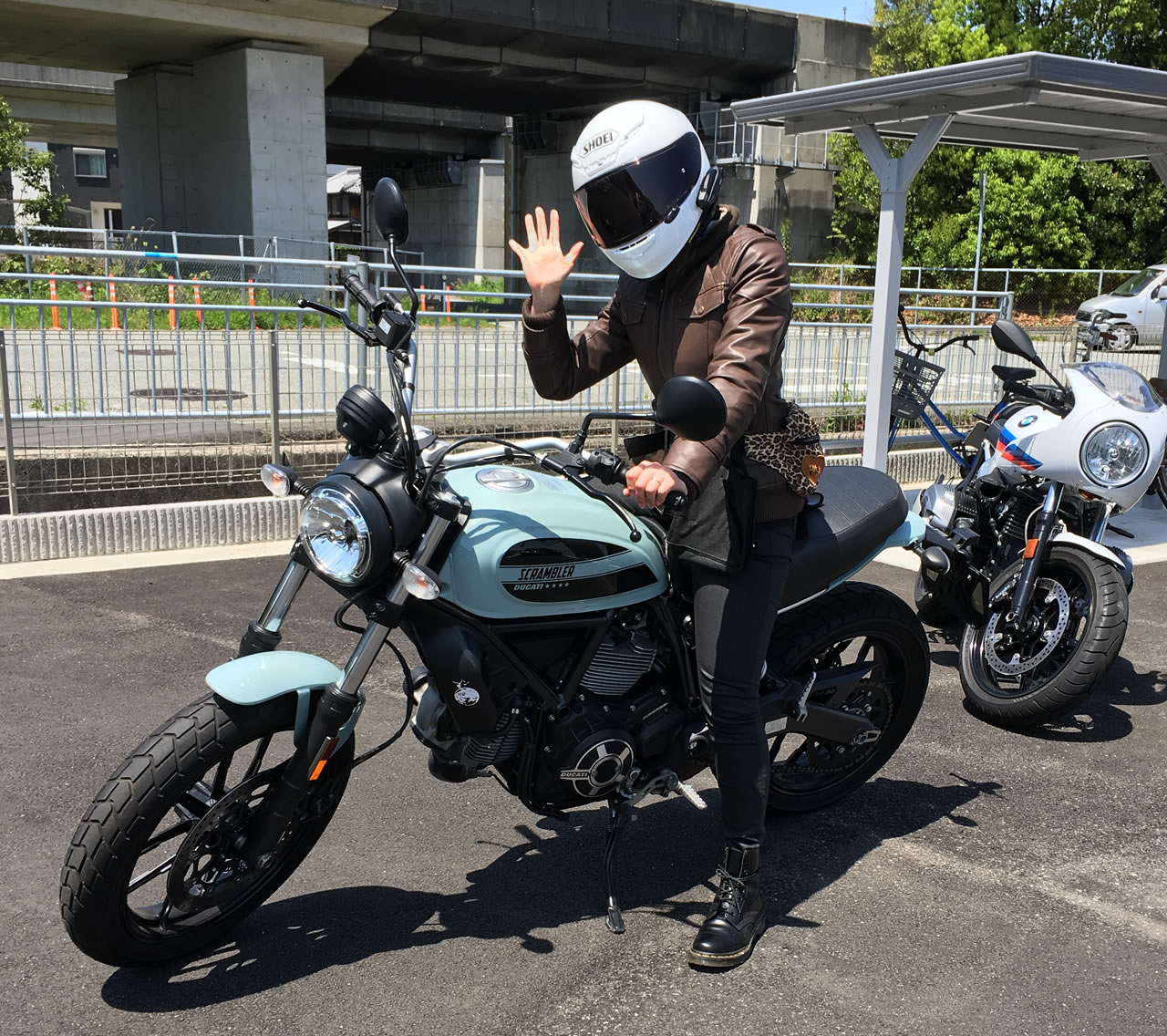 ドゥカティ・スクランブラーsixty2(400cc)の嫁さんの足つき性