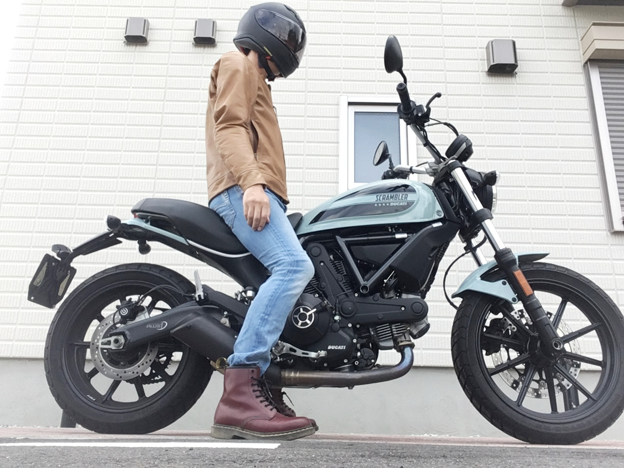 ドゥカティ・スクランブラーsixty2(400cc)の足つき性