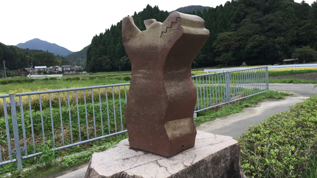 龍の陶器モニュメント