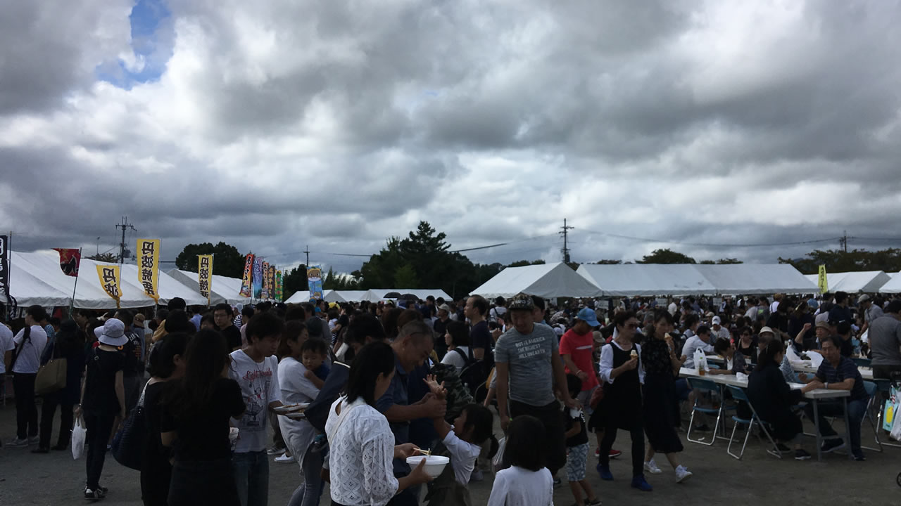会場のイートスペースは人でいっぱい