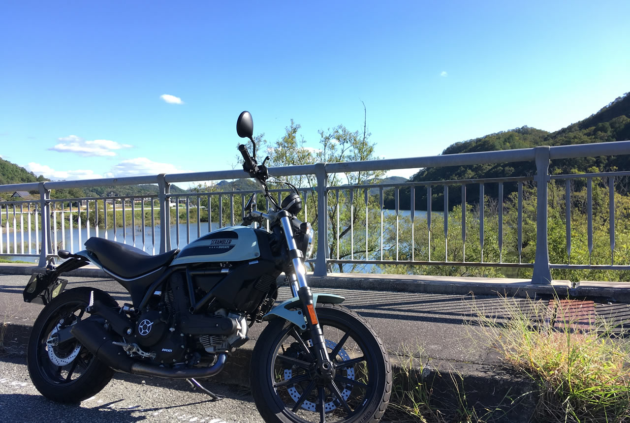 青野ダムとドカティースクランブラーsixty2