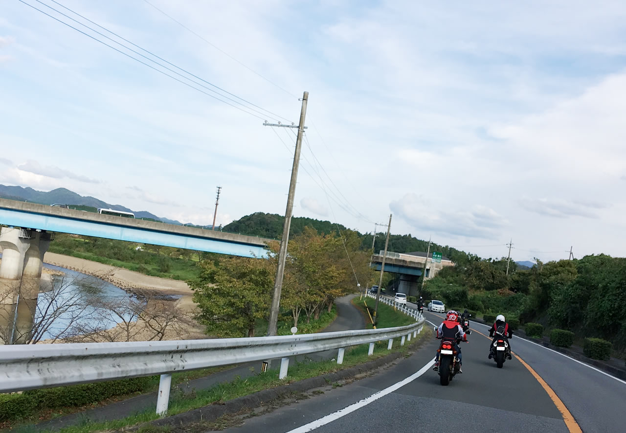 バイク集団に勝手に合流