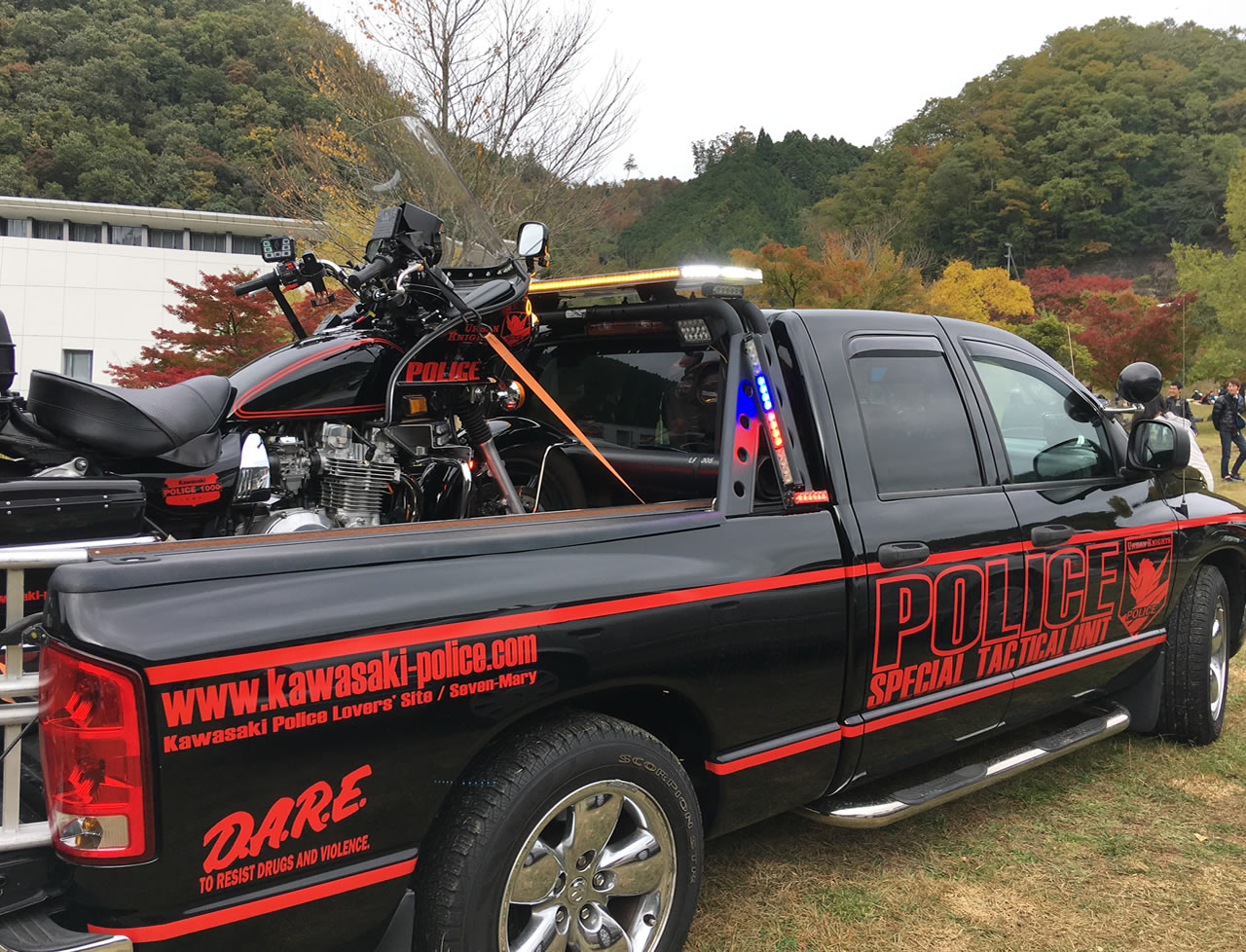 ポリス車両がかっこいい!バイクまで同色