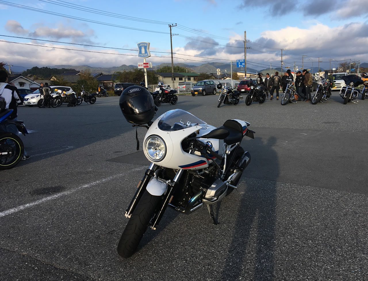 見たことない台数のバイクがコンビニに停車