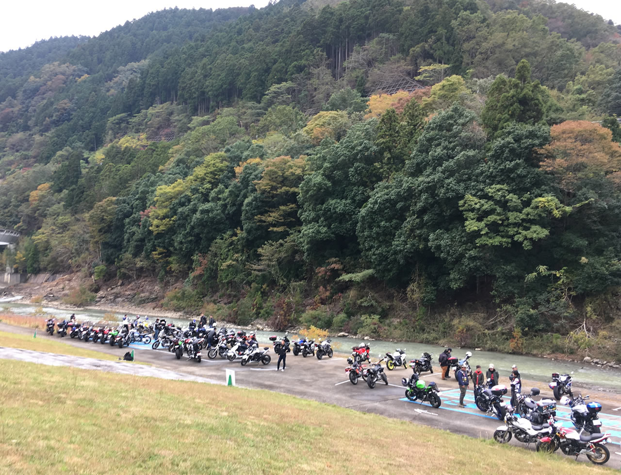 河川敷にも駐車場