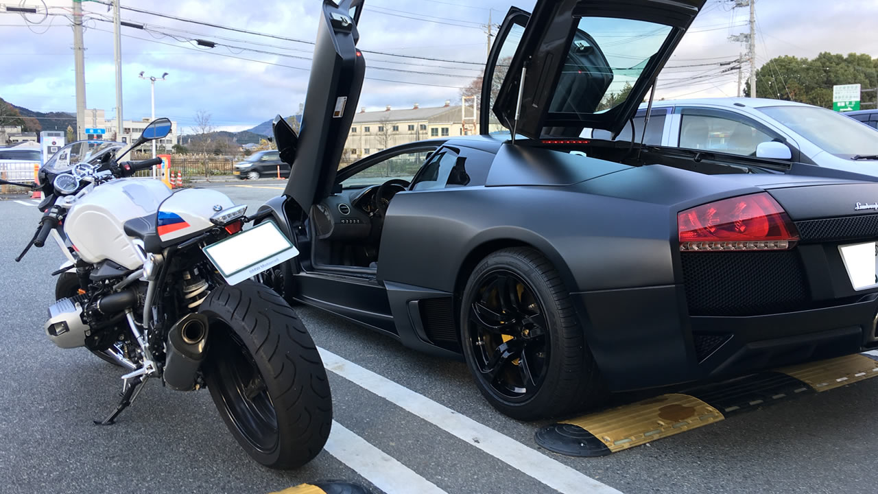 ランボルギーニ・ムルシエラゴとR nine T racer を後ろから