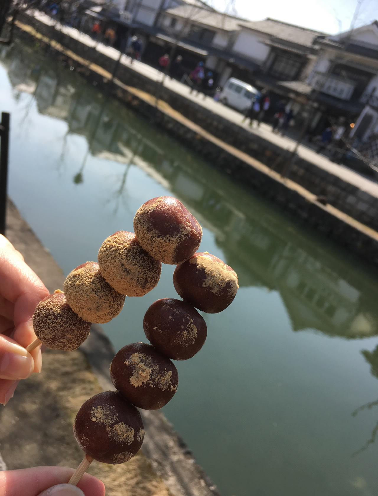 きびだんごを食べながら美観地区を歩くのは最高