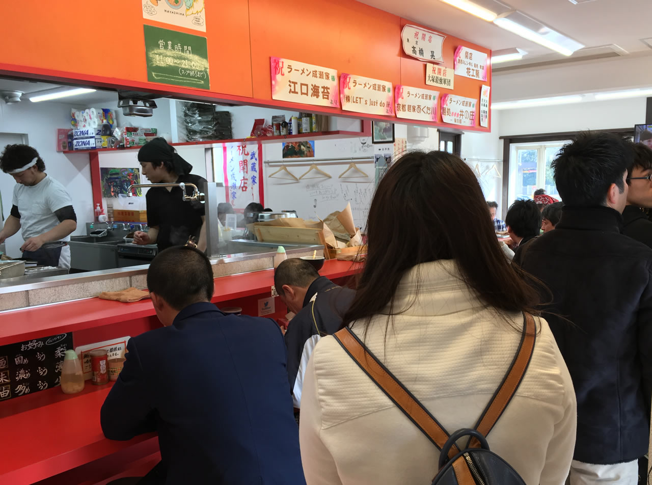家系ラーメン成瀬家の店内