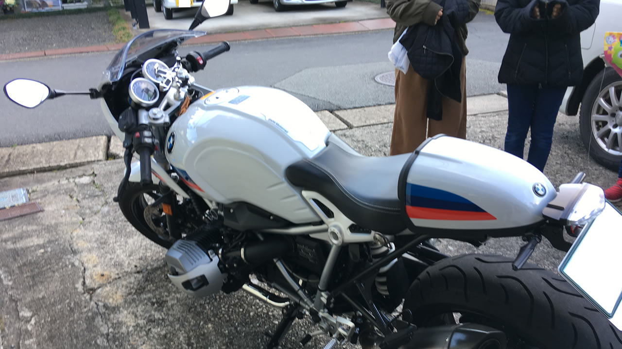 親戚もみんな見る中、エンジン始動