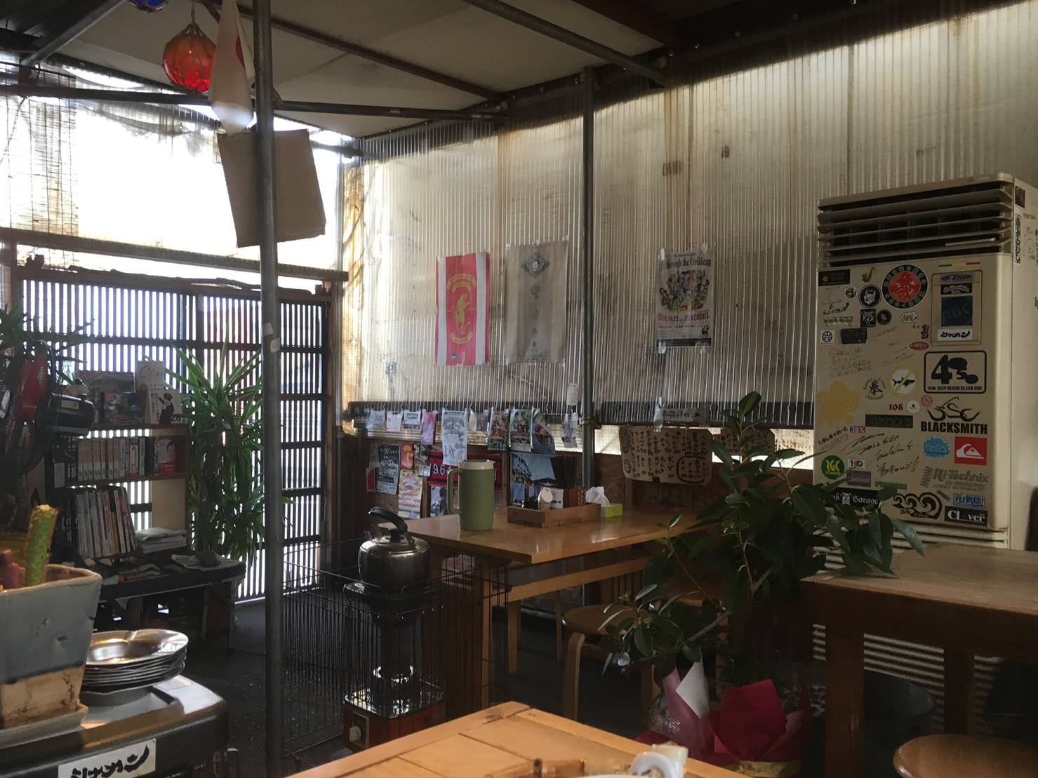 テーブルとソファー席あります。