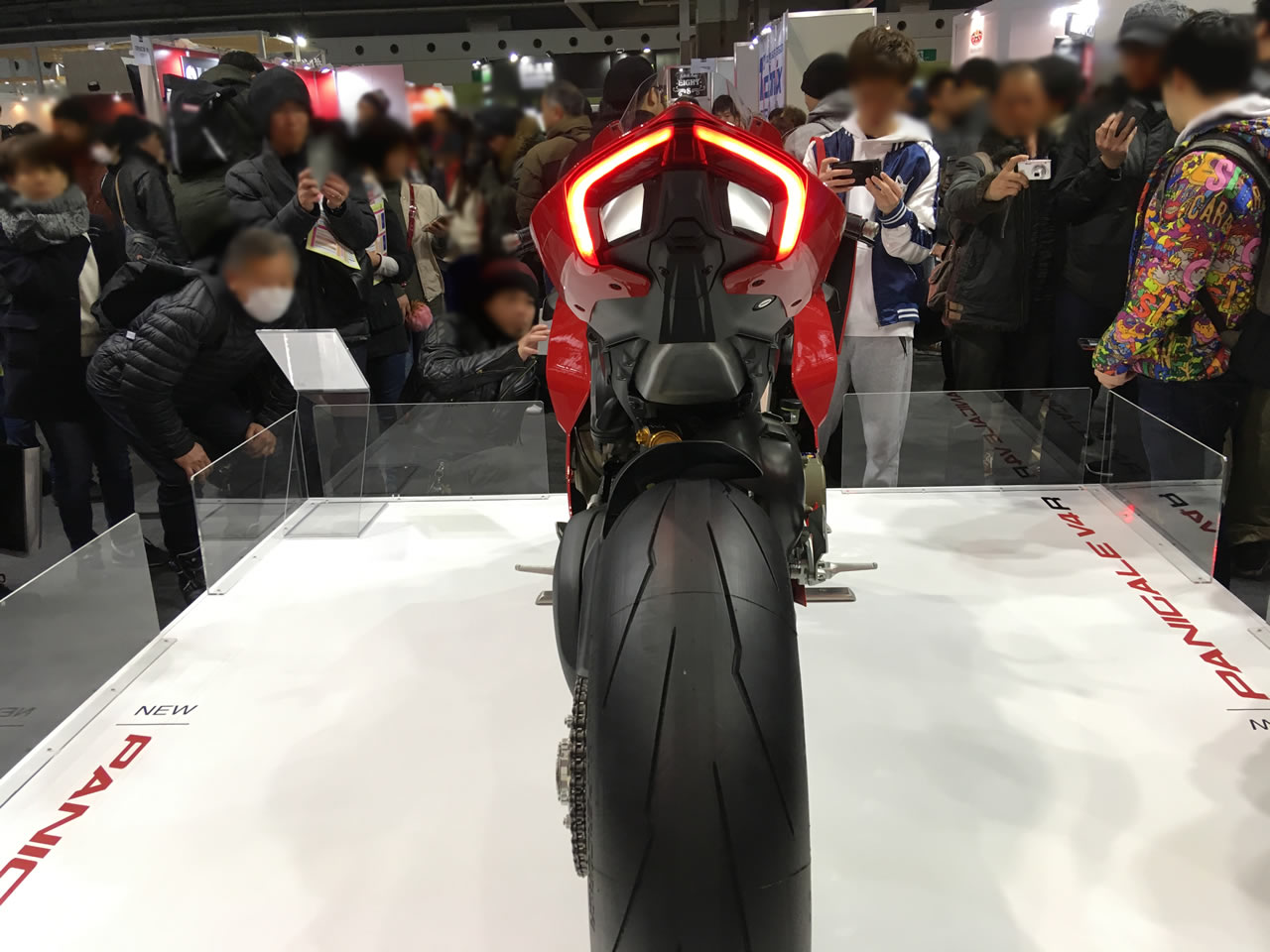 ドゥカティ ・パニガーレを後ろから見ると