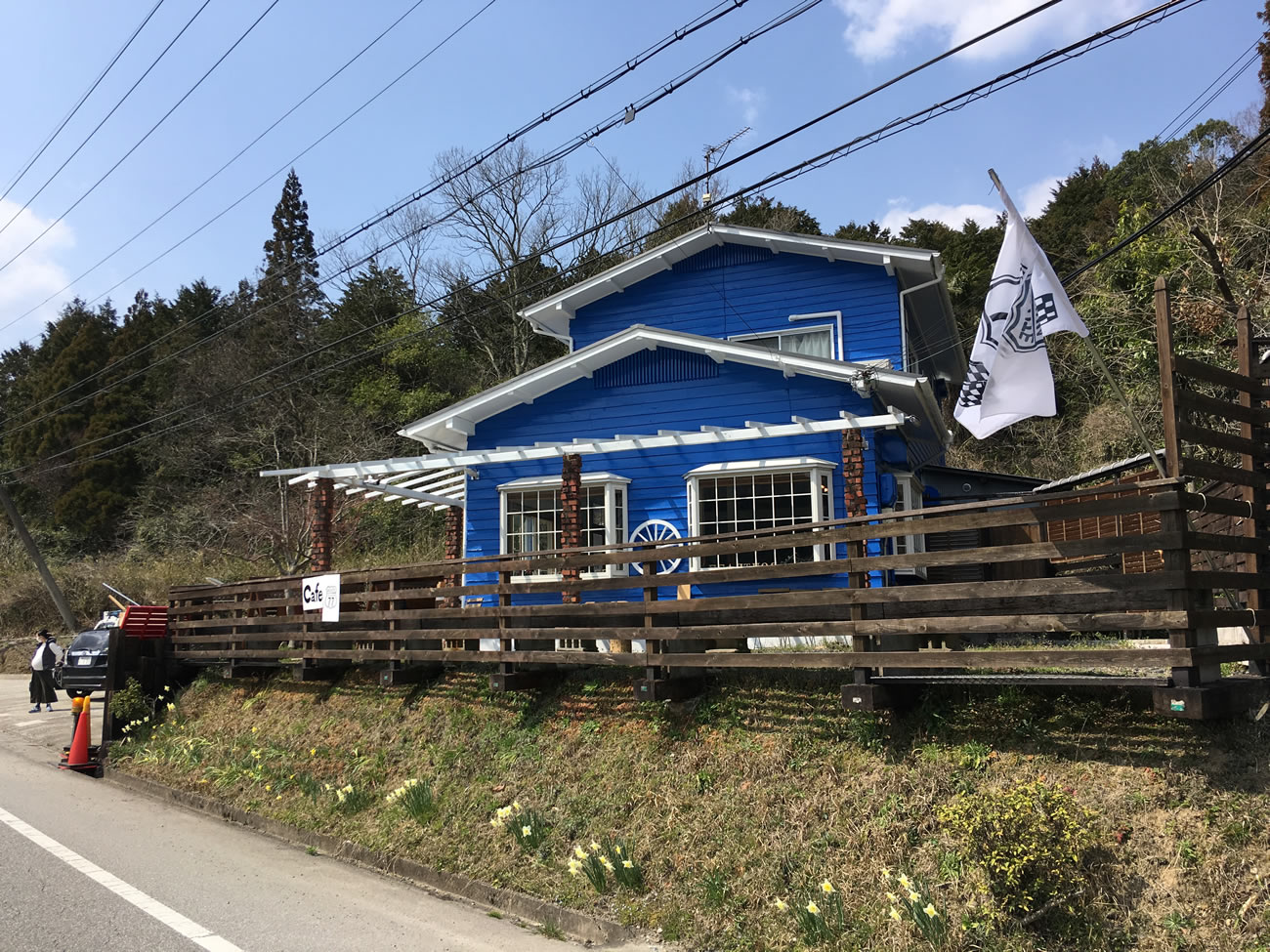 鮮やかな青が特徴のルート77