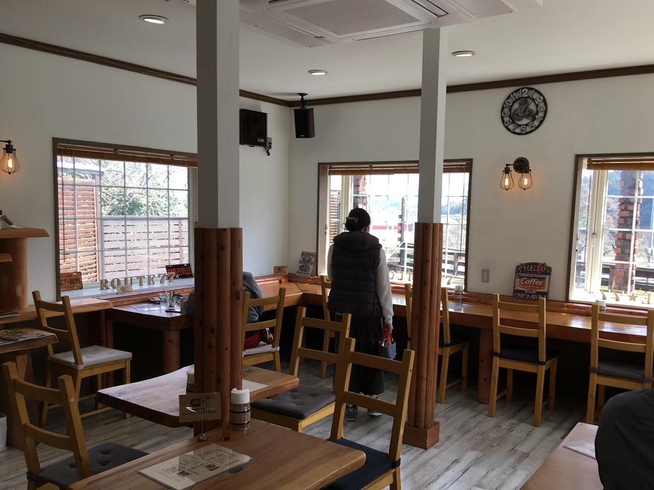 店内を見渡し