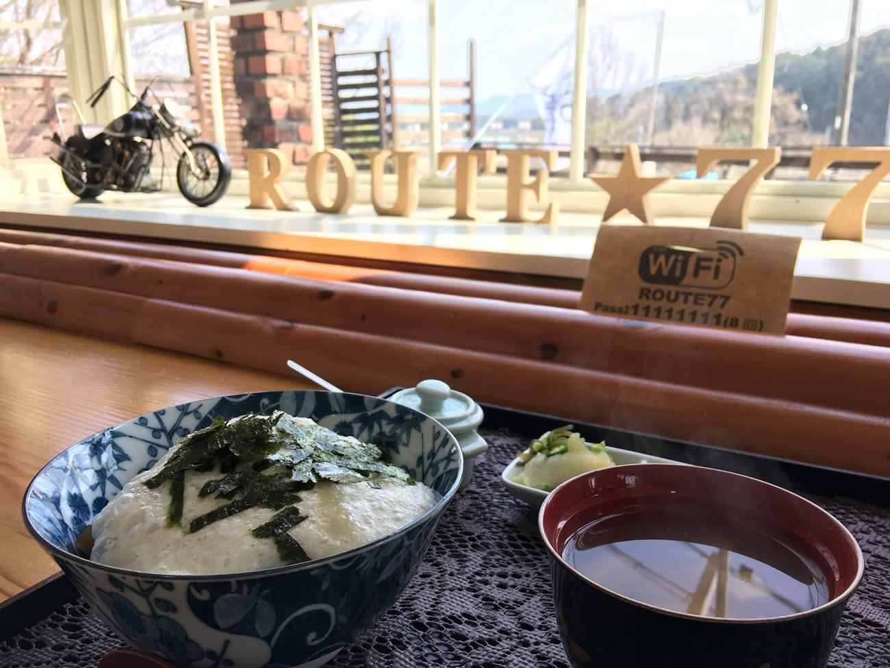 ルート77の名物「ぶっかけとろろ丼」