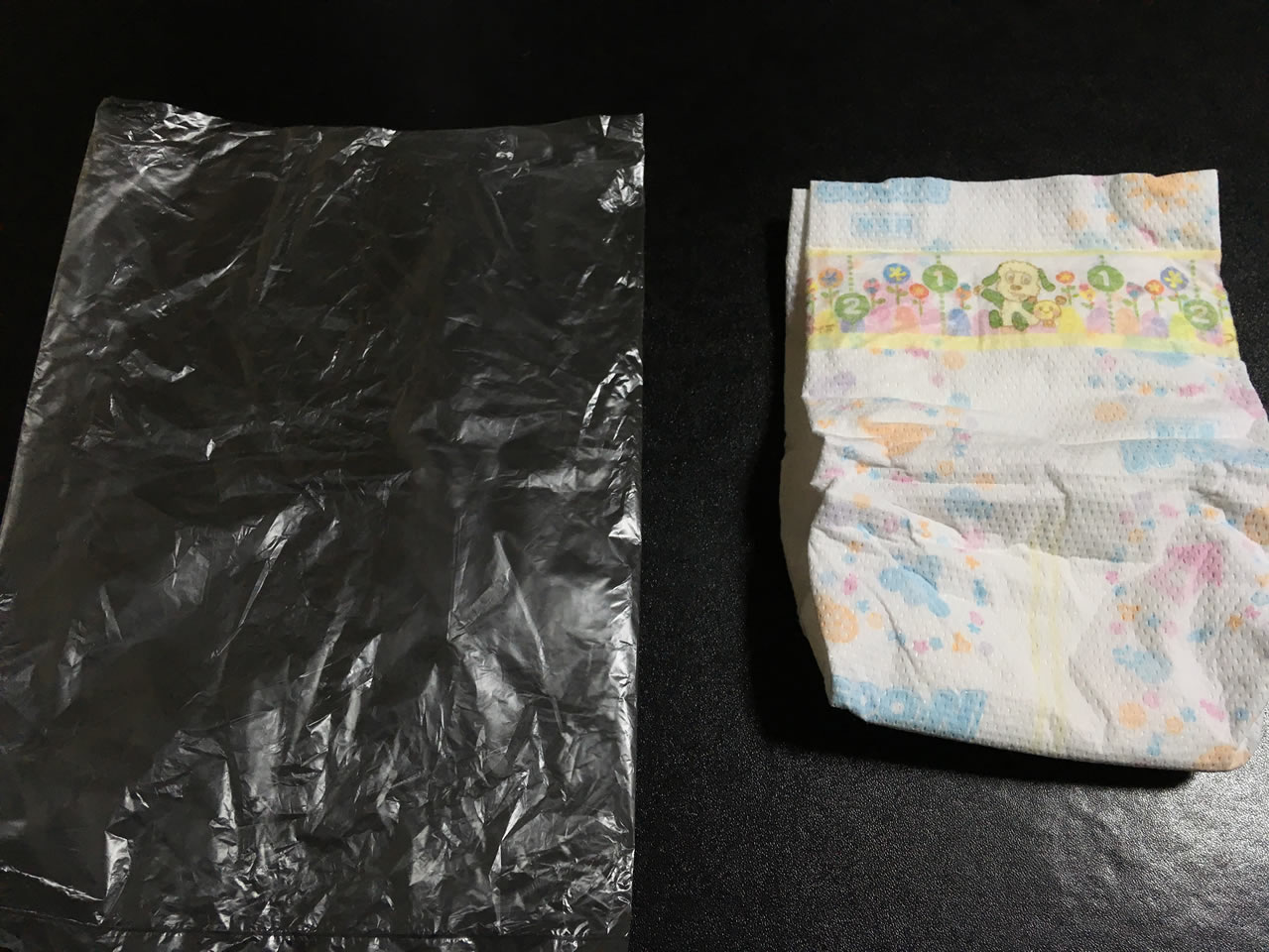 オムツをポリ袋に入れます