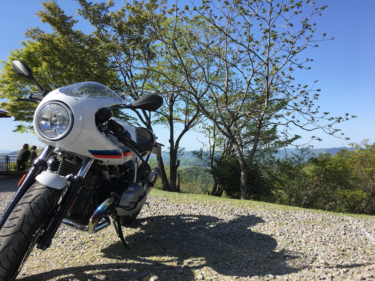 R nine T racerと多紀連山