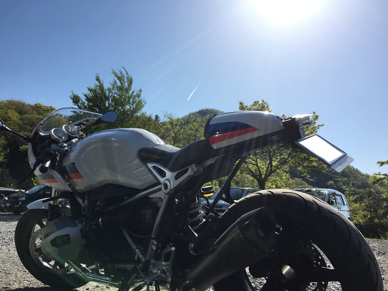 R nine T racerと多紀連山と太陽