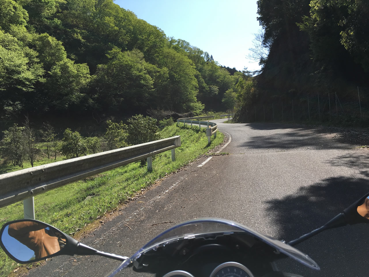 多紀連山へのゆるやかな峠