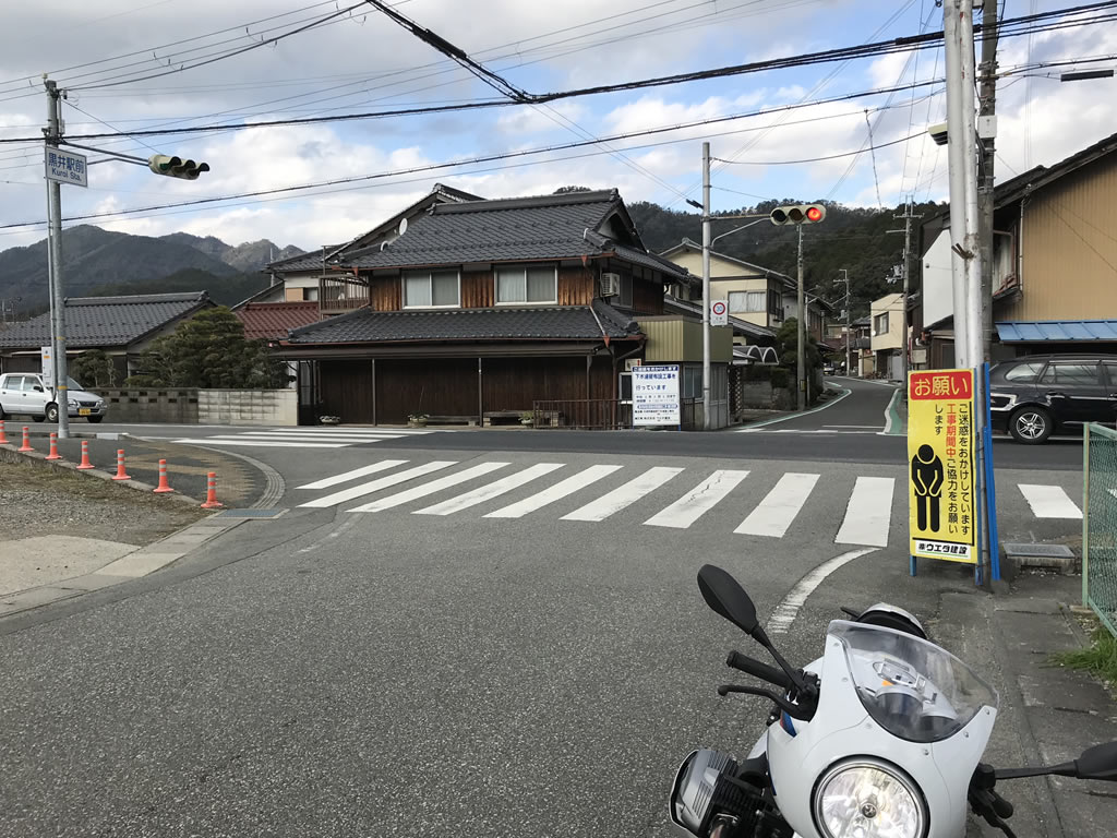 駅前通りを走る