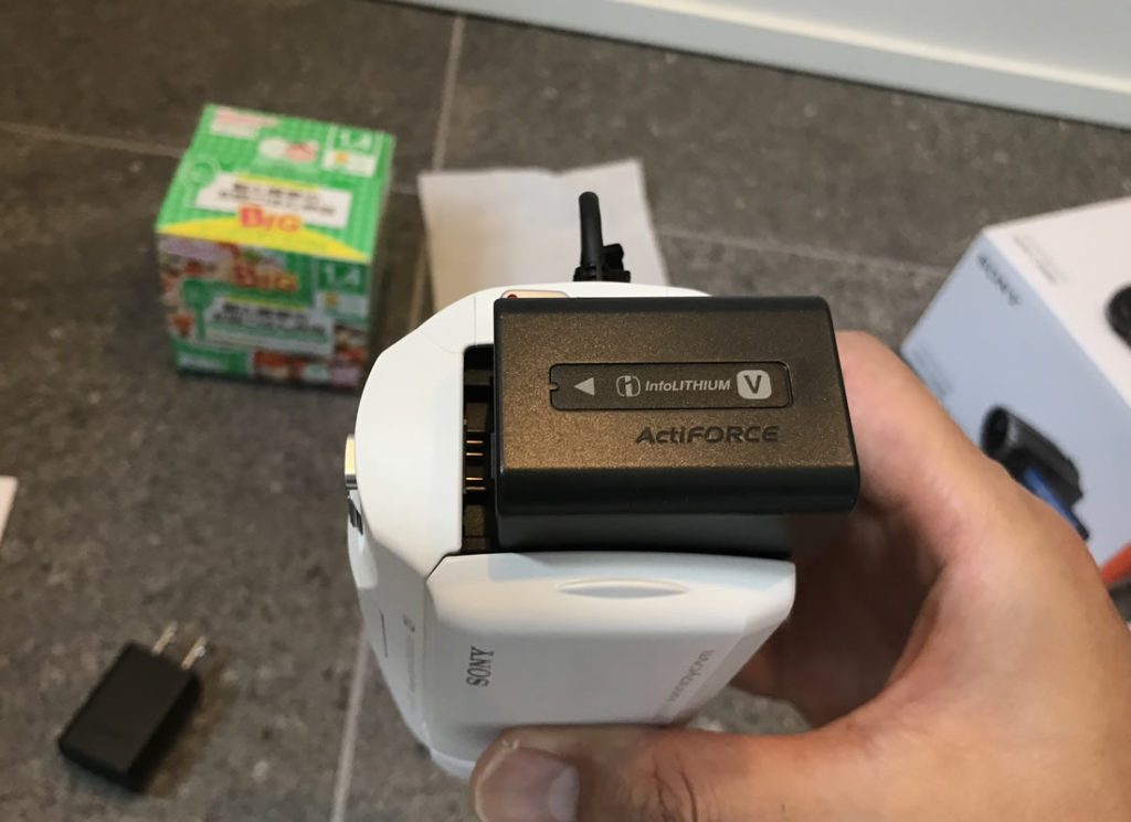 HDR-CX680(W)にバッテリーをつけてみよう